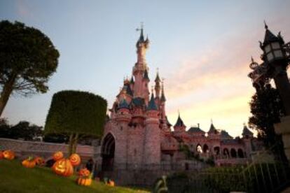 El castillo de la Bella Durmiente durante Halloween en Disneyland París.