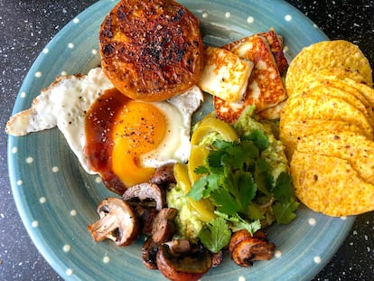 Un almuerzo con huevos y verdura