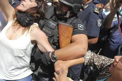 La diputada Mendoza en momentos en que es agredida.