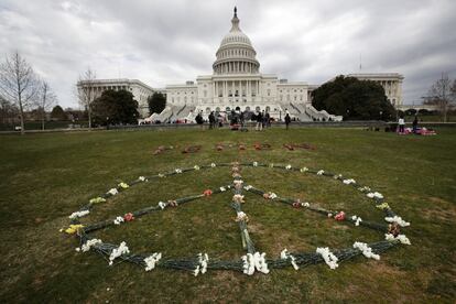 Un grupo de activistas utilizó 5.000 flores para dibujar un signo de paz y la palabra Yemen frente al Capitolio etadounidense el pasado 19 de marzo en Washington. El acto sirvió para recordar a los 5.000 niños asesinados por los bombardeos sauditas en Yemen, país que este 26 de marzo cumple tres años inmerso en una guerra que ha dejado al país al borde del colapso por la hambruna y la destrucción de las infraestructuras sanitarias.