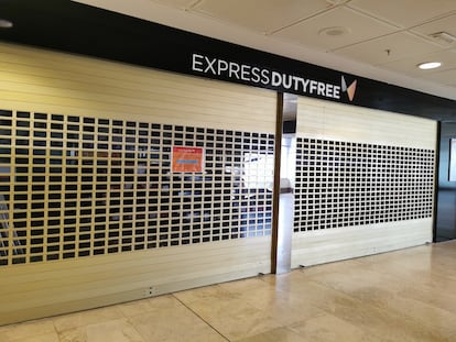 Una tienda de duty-free cerrada en el aeropuerto de Madrid-Barajas.