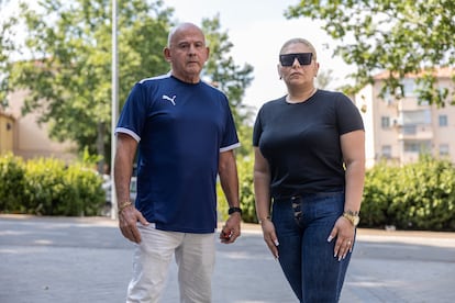 Juan Carlos Consuegra, padre de una fallecida, Elisa, junto a la viuda de Pepe Castillo, que ha pedido ser identificada por sus iniciales, L.N.F.G., este jueves en Madrid.
