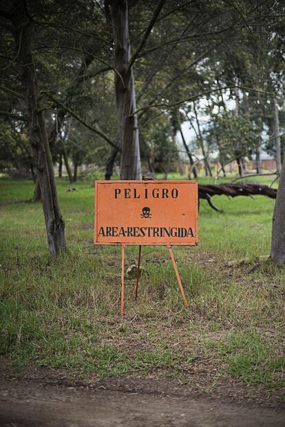 El campo de pruebas tiene un laboratorio de electrónica, un área de entrenamiento de desminadores y otra donde se pueden detonar minas. Se planea desarrollar un laboratorio que tenga las características de los suelos de cada región de Colombia, lo que brindaría a los investigadores mayor eficacia en sus pruebas