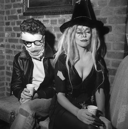 Maila Nurmi, también conocida como Vampira, en una fiesta en 1956 en Los Ángeles con un joven que se parece a James Dean con el rostro vendado. El actor había muerto solo un año antes.