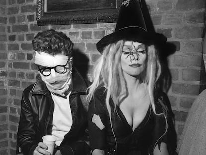 Maila Nurmi, también conocida como Vampira, en una fiesta en 1956 en Los Ángeles con un joven que se parece a James Dean con el rostro vendado. El actor había muerto solo un año antes.