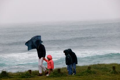 Una familia pasea por la costa de Ferrol (A Coruña) el jueves.