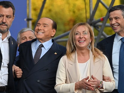 De izquierda a derecha, los líderes de la coalición ganadora de las elecciones italianas: Matteo Salvini (la Liga); Silvio Berlusconi (Forza Italia); Giorgia Meloni (Hermanos de Italia); y Maurizio Lupi (Nosotros los moderados), el 22 de septiembre, en el cierre de campaña.