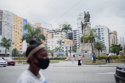 Bandeiras são agitadas em praça de Santos para fazer propaganda dos candidatos das eleições municipais. No pleito local não há nenhuma candidata à prefeitura, mas onze mulheres disputam o cargo de vice da chapa.