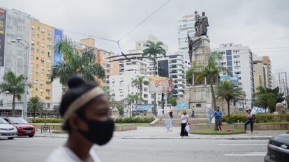 Bandeiras são agitadas em praça de Santos para fazer propaganda dos candidatos das eleições municipais. No pleito local não há nenhuma candidata à prefeitura, mas onze mulheres disputam o cargo de vice da chapa.