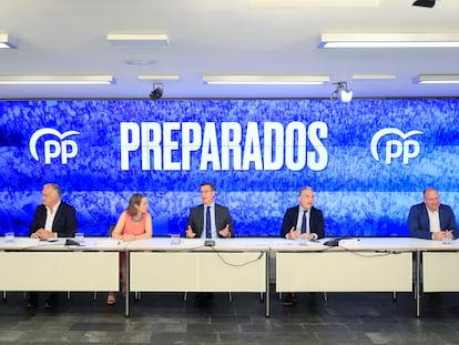 Alberto Núñez Feijóo, en el centro, durante una reunión del Comité Ejecutivo Nacional del PP, el pasado julio.