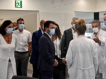 El presidente de la Generalitat, Pere Aragonès (c), y el consejero de Salud, Josep Maria Argimon (d), durante una visita institucional al Hospital de Sant Joan Despí.