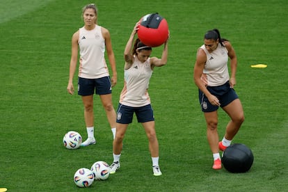 Desde la izquierda, Laia Aleixandri, Aitana Bonmatí y Cristina Martín-Prieto, ayer en un entrenamiento de la selección en Thun.