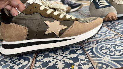 Modelo de otras zapatillas con estrella.