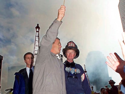 El presidente George W. Bush iza una bandera de Estados Unidos tras los ataques del 11-S de 2001.