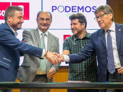 De izquierda a derecha, Jose Luis Soro (Chunta Aragonesista), Javier Lambán (PSOE), Nacho Escartín (Podemos) y Arturo Aliaga (Partido Aragonés).