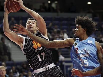 Axel Hervelle captura un rebote ante el pivot brasileño Lucas Nogueira.