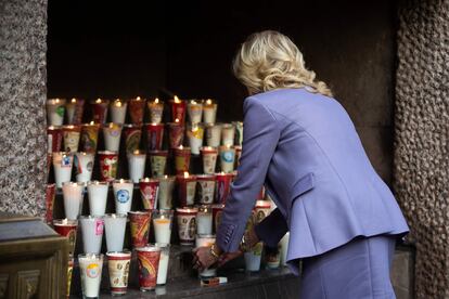 La primera dama de EEUU, Jill Biden, enciende una veladora en su visita a la Basílica de Guadalupe, en Ciudad de México, el 8 de enero de 2023.