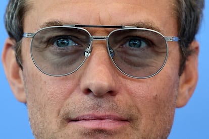 Jude Law posa en el 'photocall' del largometraje 'El mago del Kremlin'.
