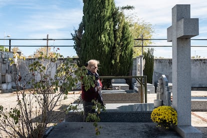 Maria Elena frente a la tumba de su marido en el Cementerio del Cristo. 