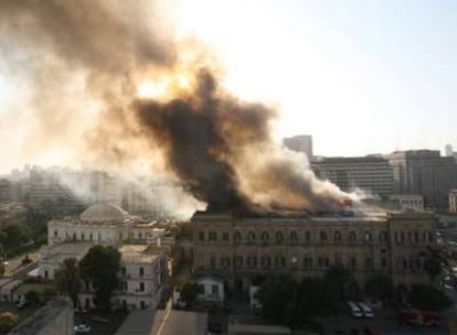 Una columna de humo ha cubierto el centro de El Cairo tras el incendio.