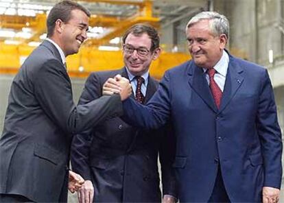 Raffarin (derecha)saluda a Arnaud Lagardere, presidente de Lagardere, en presencia de Noel Forgeard, de Airbus.