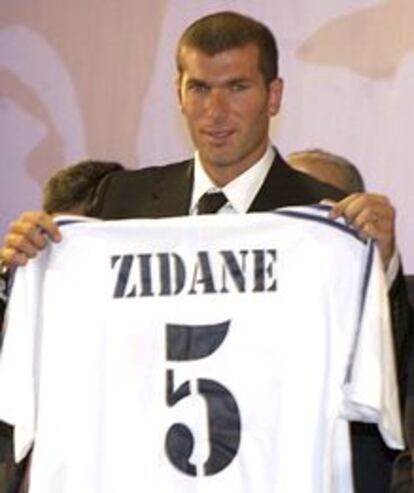 <font size="2"><b>El Real Madrid presenta a Zidane en la Ciudad Deportiva</font></b><BR>