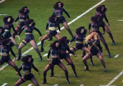 Beyoncé y sus bailarinas interpretan 'Formation' en la Super Bowl.