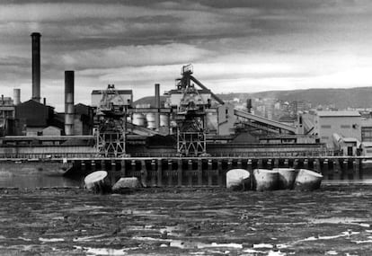 Vista de la f&aacute;brica de Altos Hornos de Vizcaya, antes de la reconversi&oacute;n de la r&iacute;a de Bilbao.