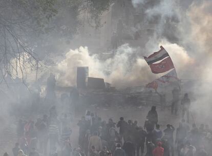 Los gases lacrimógenos lanzados por la policía inundan las cercanías del ministerio del Interior.