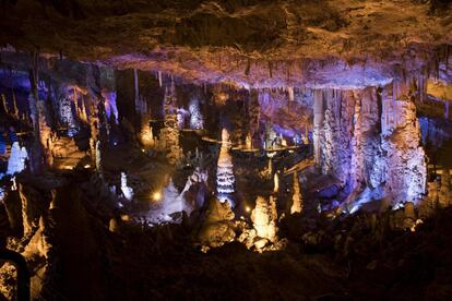 Vista general del interior de una cueva de grandes dimensiones con estalactitas de la reserva de Avshalom, en Beit Shemesh, Israel, hoy, 18 de octubre de 2017. La cueva tiene 18 metros de longitud, 60 metros de ancho, 15 metros de largo y fue descubierta de forma accidental en 1968. Geólogos afirman que algunas estalactitas podrían tener cerca de cinco millones de años.