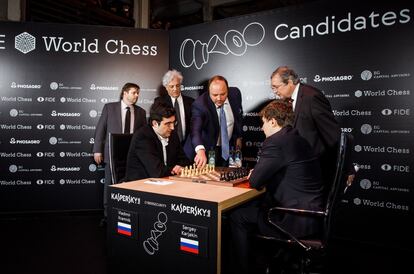 Andréi Guríyev, consejero delegado de Phosagro (uno de los patrocinadores), hace la primera jugada en la partida de Krámnik, izquierda, con Kariakin