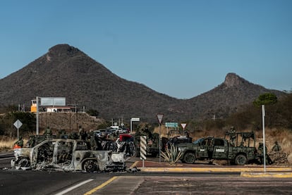 Un camión militar quemado por el Cartel de Sinaloa tras el arresto de Ovidio Guzmán en Culiacán, el 7 de enero de 2023.