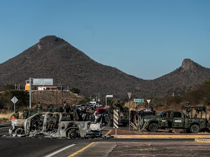 Un camión militar quemado por el Cartel de Sinaloa tras el arresto de Ovidio Guzmán en Culiacán, el 7 de enero de 2023.