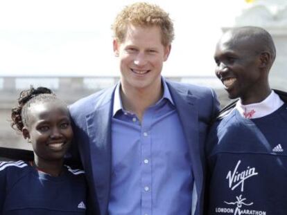 El príncipe Enrique de Inglaterra posa con Mary Keitany y Wilson Kipsang