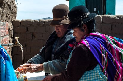 Algunos es la primera vez que se lavan las manos en una pileta y se ríen mientras frotan con un cepillo la tierra que se les ha quedado después de trabajar en el campo.