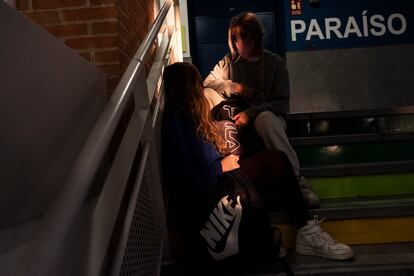 Dos alumnas, en la escalera de un instituto.