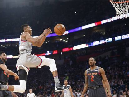 Giannis Antetokounmpo se dispone a encestar.