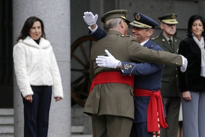 El general Villarroya, a la derecha, abraza al general Alejandre, bajo la mirada de la ministra Margarita Robles.