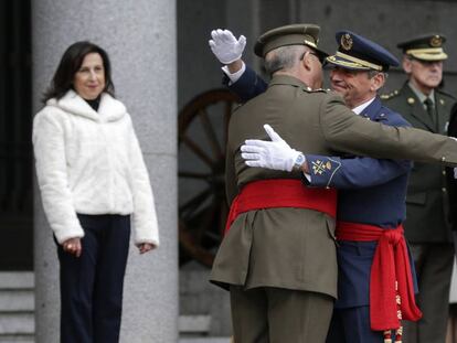 El general Villarroya, a la derecha, abraza al general Alejandre, bajo la mirada de la ministra Margarita Robles.