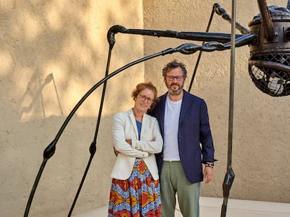 Los galeristas suizos Manuela e Iwan Wirth posan junto a la escultura 'Spider' (1994), de Bourgeois, en la entrada del nuevo centro de arte de Hauser & Wirth en Menorca.