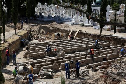 Trabajadores en el panteón de Mezquitán en el Estado de Jalisco.