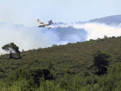 Un hidroavi&oacute;n en el incendio forestal en la Sierra Calderona.