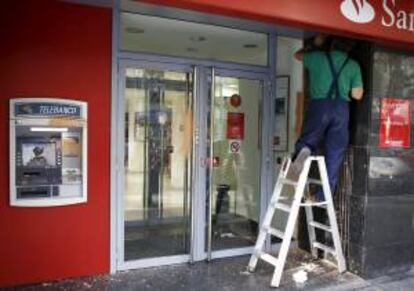 El exterior y en el cajero automtico de una sucursal del Banco de Santander. EFE/Archivo