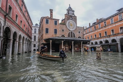 Uma gôndola navega em um dos canais de Veneza, onde as ruas estão inundadas, com previsão de que a maré alta alcance os 110 centímetros nesta terça-feira.