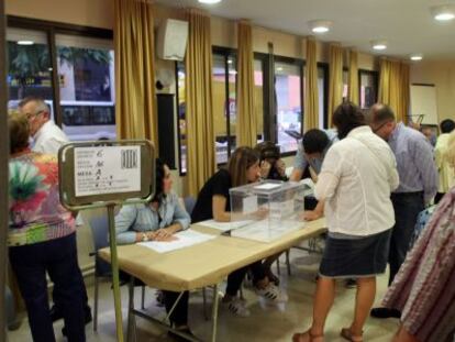 Gente votando este domingo en Tarragona.