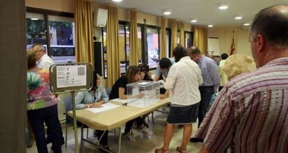 Gente votando este domingo en Tarragona.