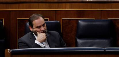 El ministro de Transportes, José Luis Ábalos en el pleno del Congreso.