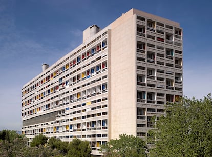 Le Corbusier coloreó las terrazas de las viviendas de la Unité d'Habitation para enmascarar algunos errores en la ejecución de la estructura de hormigón. “Sin aquellas faltas, la unidad de Marsella no habría sido nunca policromada en el exterior”, declaró en 1962.