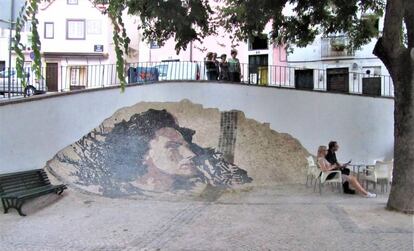 Vhils retrató en piedra a Amalia en el barrio de Alfama.