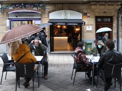 Varios clientes consumen en la terraza de un bar de Bilbao el pasado 12 de diciembre.